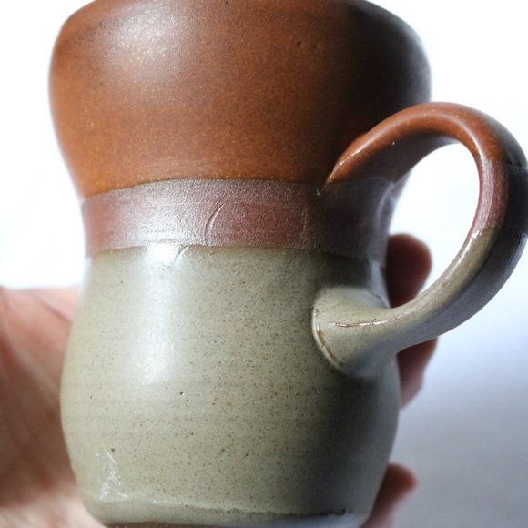 Set of 2 Handmade Pottery Earthenware Coffee Tea Mugs Signed by Artist Brown - Picture 8 of 10